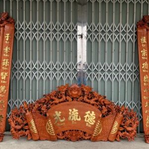 Câu đối cuốn thư gỗ thờ gia tiên, từ đường