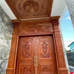 Cửa chính gỗ tự nhiên tân cổ điển