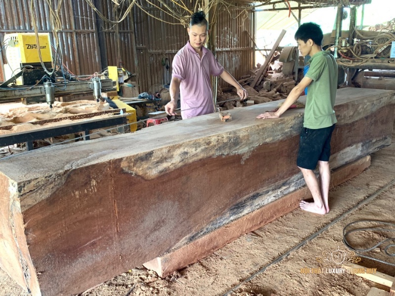 chất liệu gỗ gõ nguyên khối
