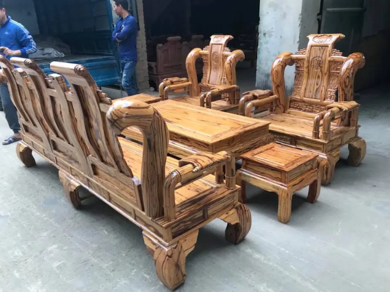 Bàn ghế làm từ gỗ mun da báo