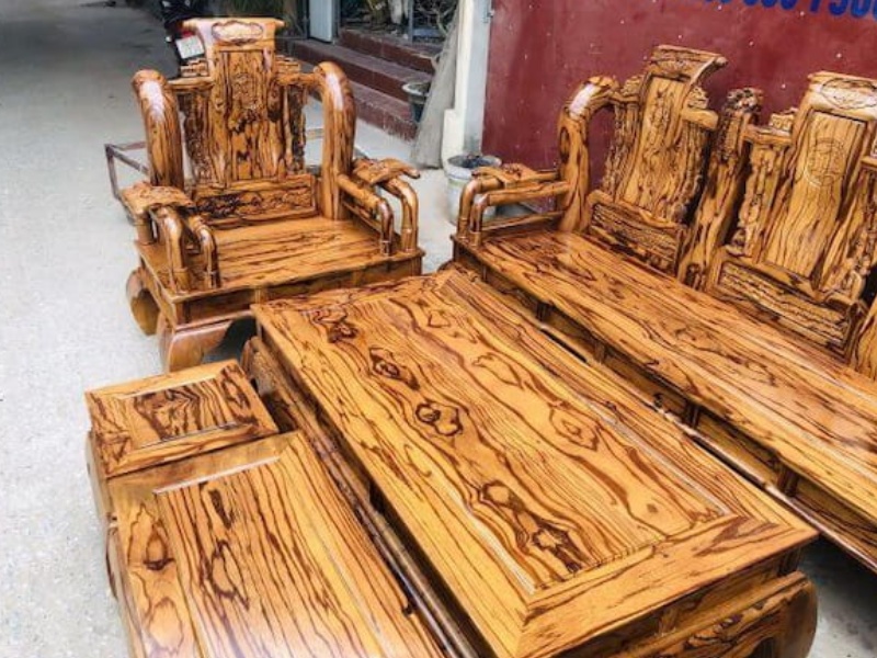 Bàn ghế làm từ gỗ mun da báo