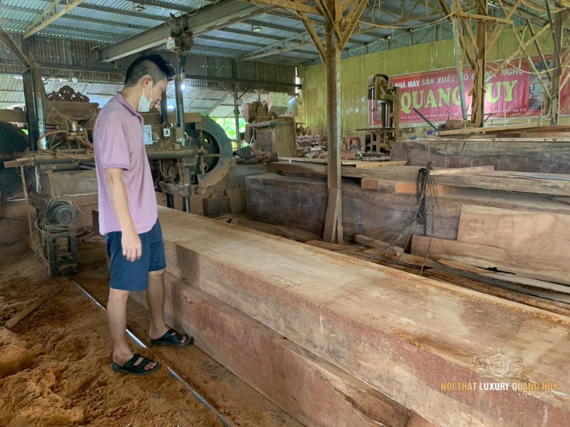 Nên chọn chất liệu gỗ tự nhiên để đảm bảo về độ bền và tính thẩm mỹ
