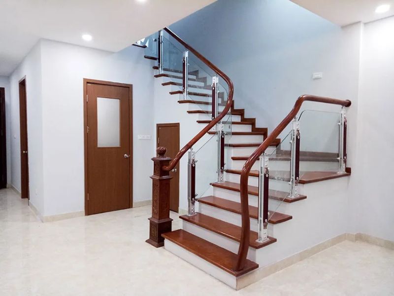 cầu thang gỗ biệt thự