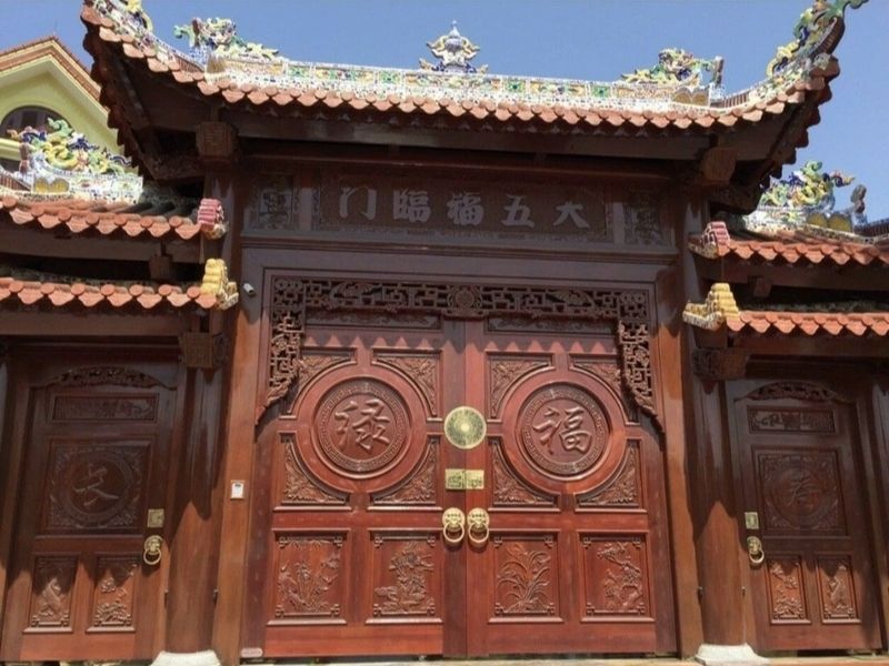 cổng gỗ biệt thự đẹp