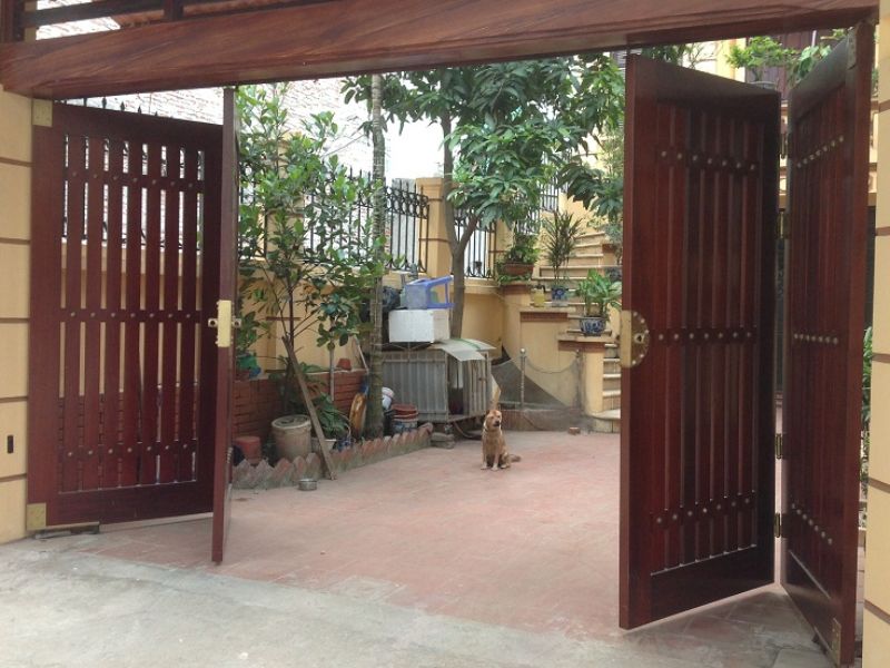 cổng gỗ biệt thự đẹp