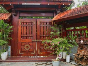 cổng gỗ biệt thự đẹp