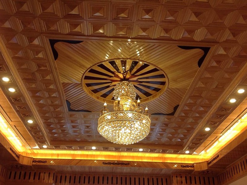 Mẫu trần gỗ kết hợp đèn LED