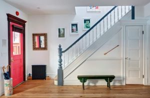 cửa phòng ngủ đối diện cầu thang