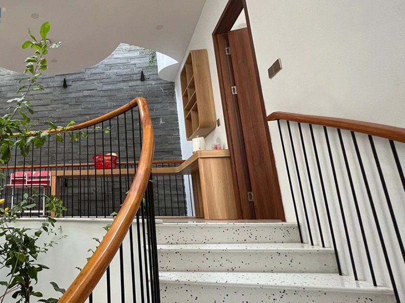 cửa phòng ngủ đối diện cầu thang