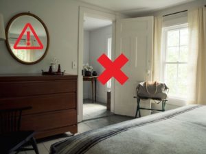 gương chiếu vào giường ngủ có sao không