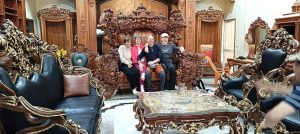 Quang Huy đón tiếp đoàn du khách nước ngoài