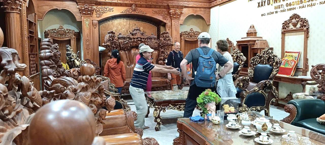 Quang Huy đón tiếp đoàn du khách nước ngoài