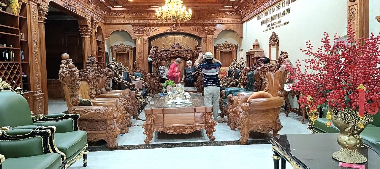 Quang Huy đón tiếp đoàn du khách nước ngoài