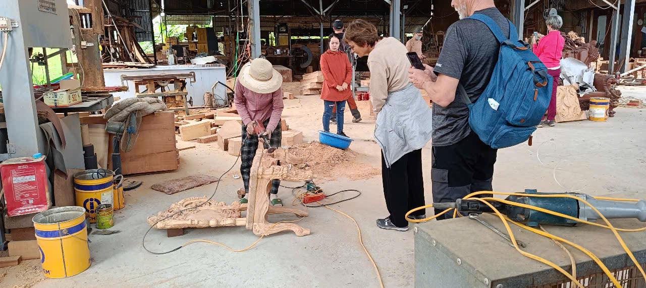 Quang Huy đón tiếp đoàn du khách nước ngoài