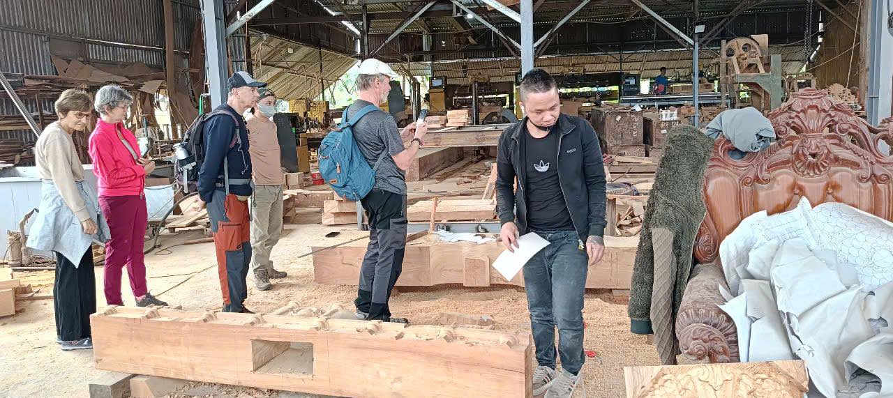 Quang Huy đón tiếp đoàn du khách nước ngoài
