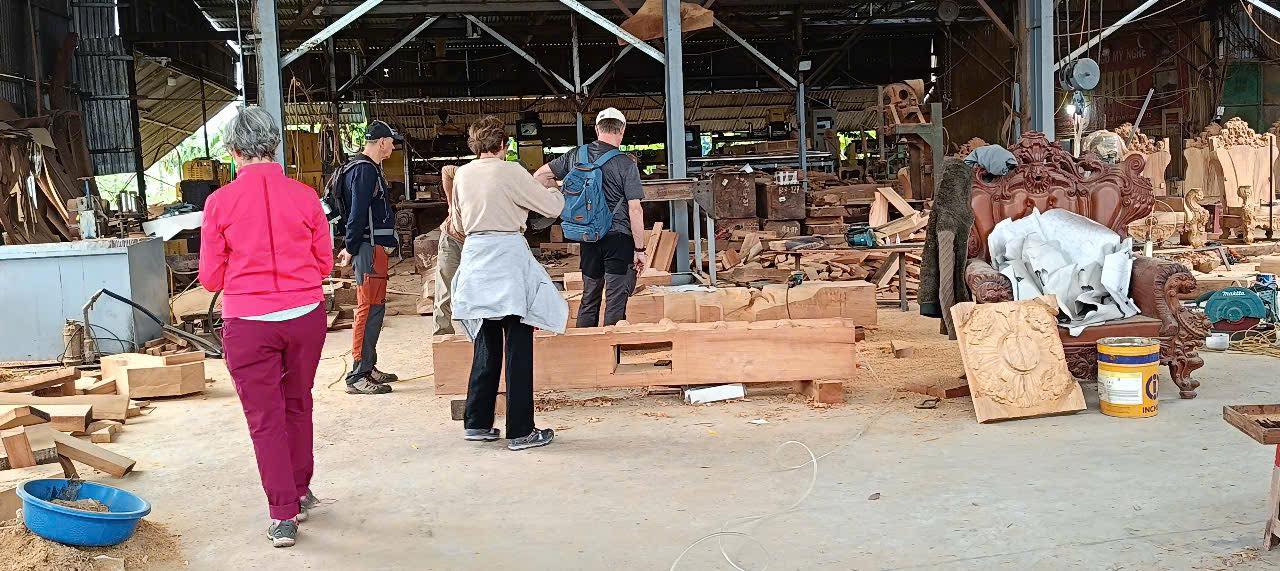 Quang Huy đón tiếp đoàn du khách nước ngoài