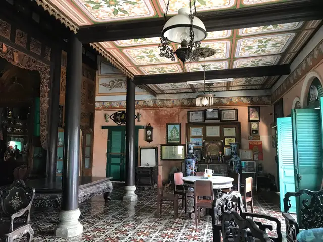 Bên Trong Nhà Miền Tây Bên Trong Nhà Miền Tây