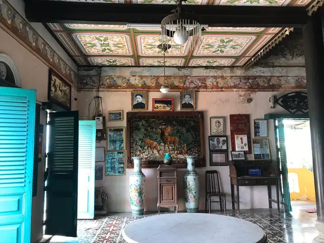Bên Trong Nhà Miền Tây Bên Trong Nhà Miền Tây