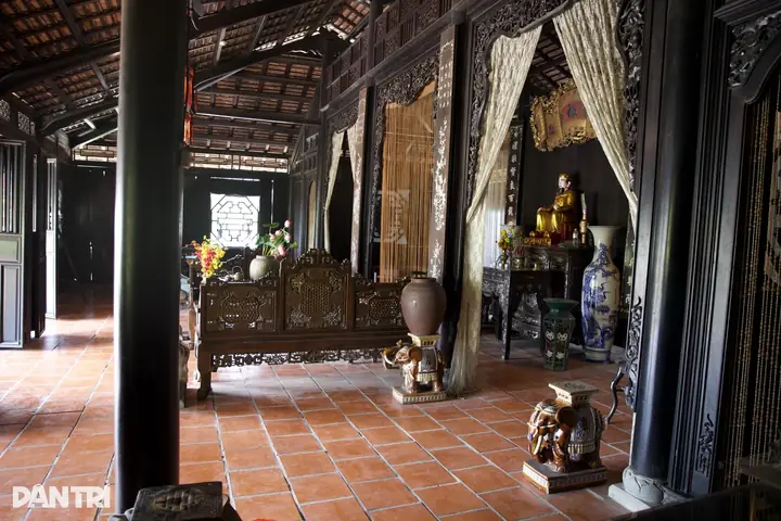 Bên Trong Nhà Miền Tây Bên Trong Nhà Miền Tây