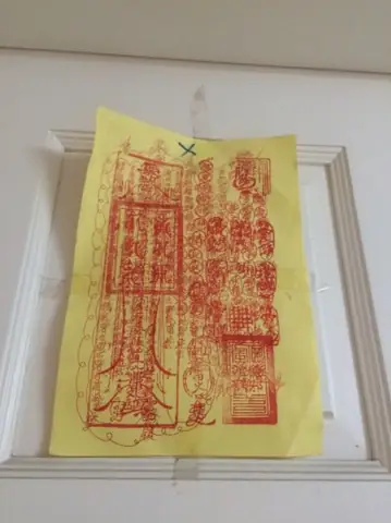 Dán Bùa Trước Cửa Nhà